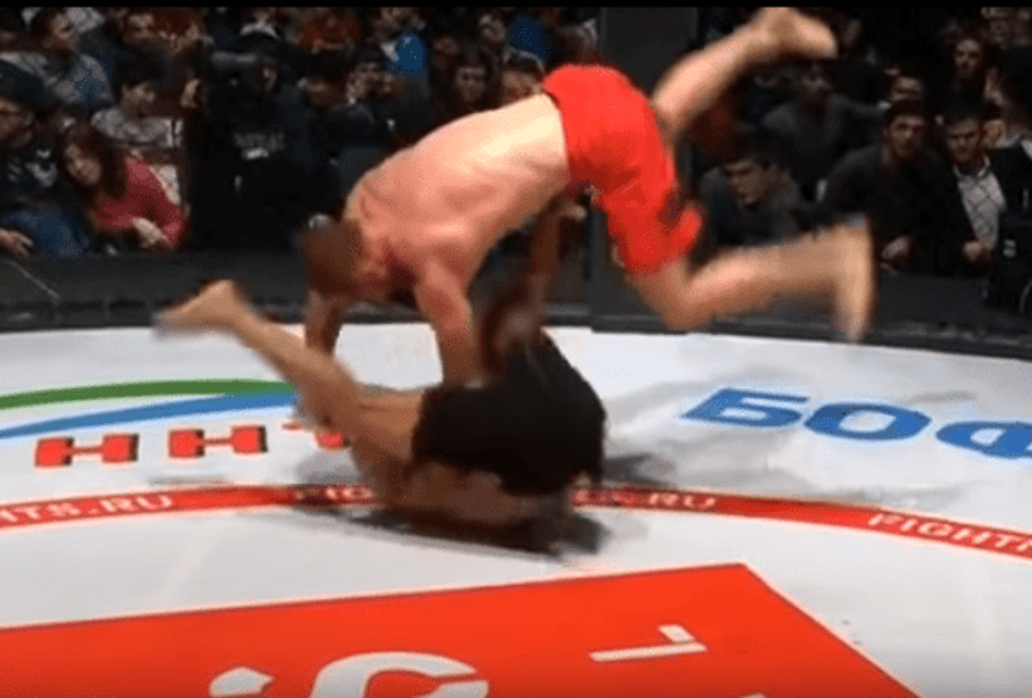 Diego Brandão finalizou russo com chave de braço helicóptero em sua volta ao MMA