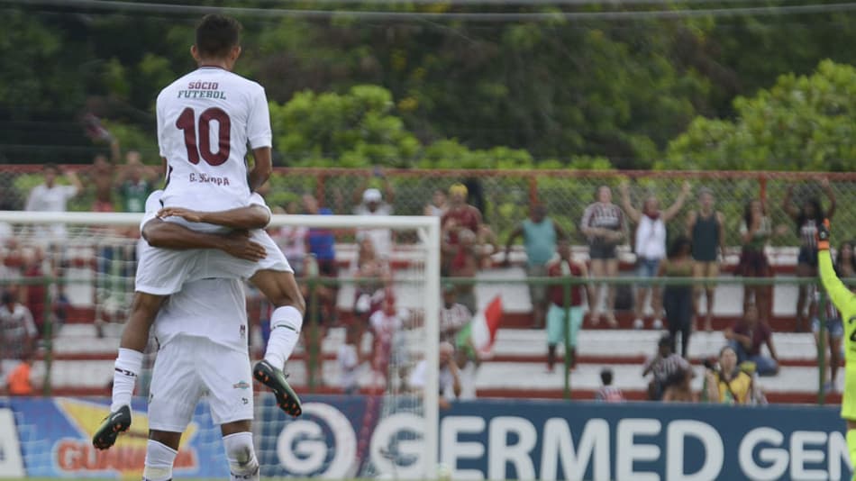 ATUAÇÕES: Autor de golaço, Scarpa se destaca na vitória do Fluminense