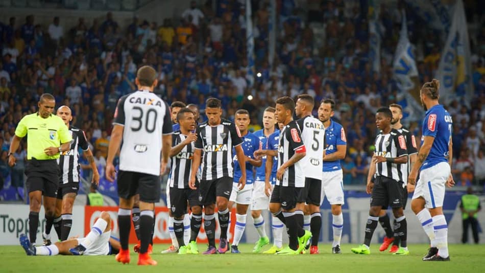 Paz marca Cruzeiro x Atlético-MG com torcidas divididas no Mineirão