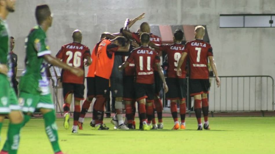 Sem sustos, Vitória vence em casa e se isola na liderança
