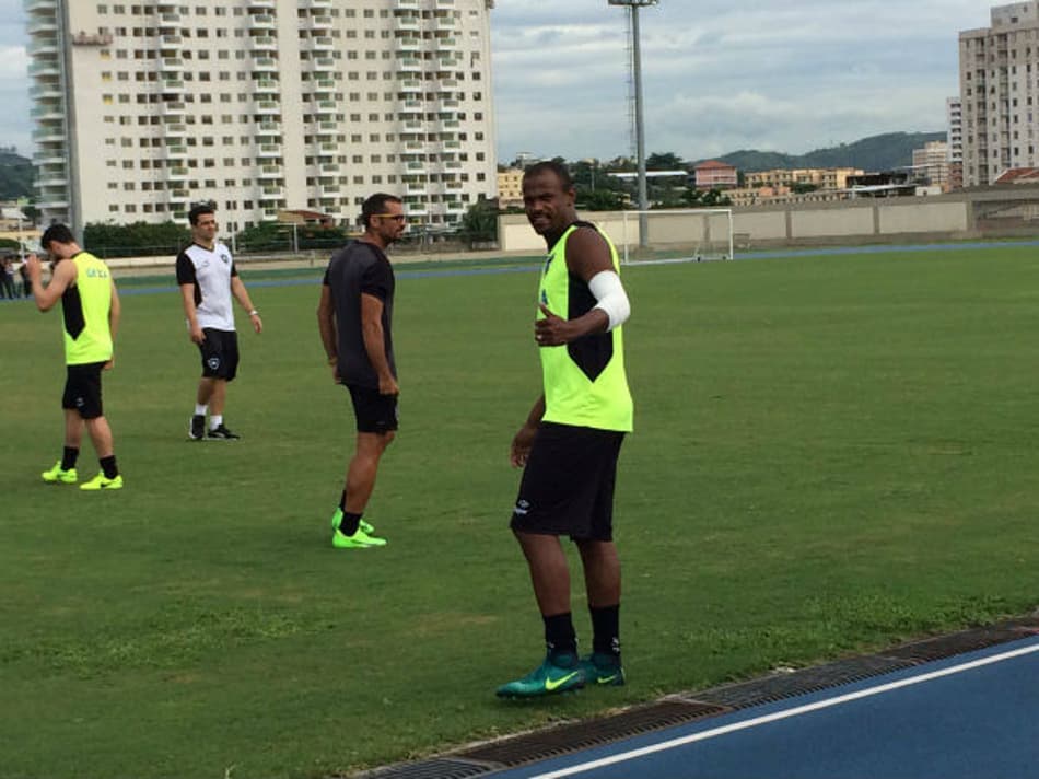 Expectativa: Airton treina com proteção para tentar jogar na quarta