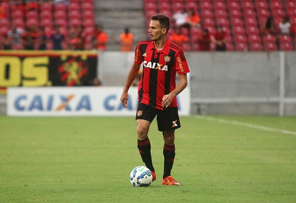 Cruzamentos, desarmes e gols: conheça Renê, lateral acertado com o Flamengo
