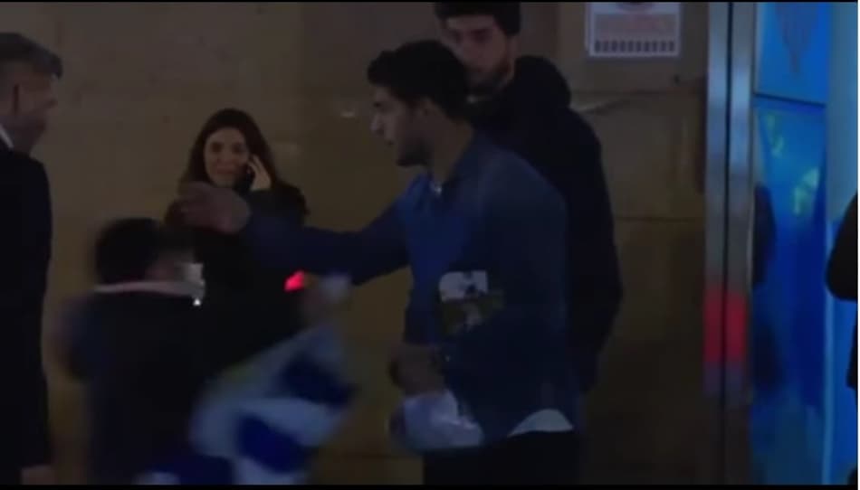 VÍDEO: Luis Suárez esbanja carisma e emociona fã uruguaio