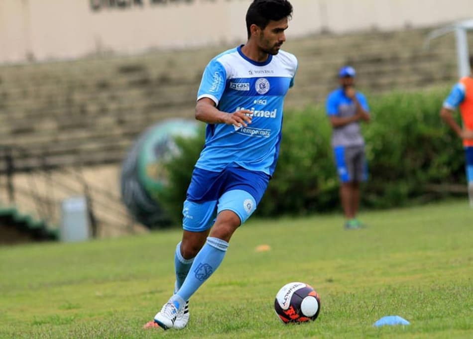 Após período em Portugal, ex-Bota inicia trajetória no São Bento