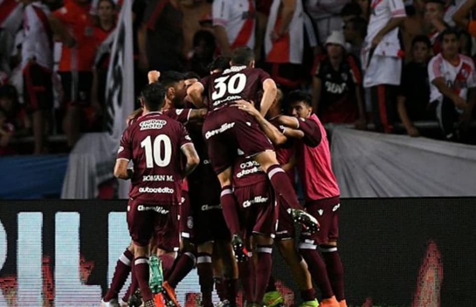 Lanús bate River Plate e conquista a Supercopa Argentina