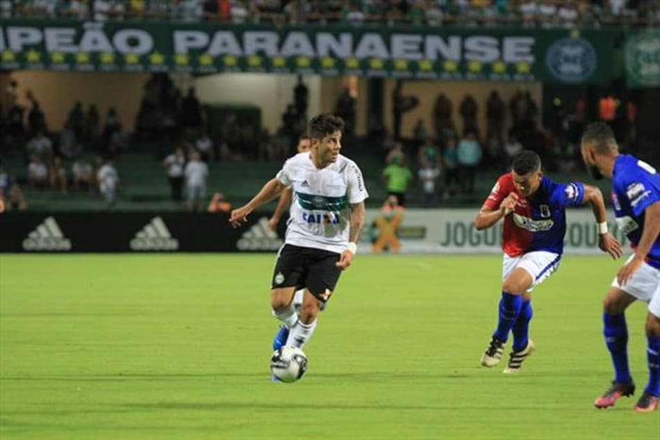 Coritiba se reabilita e vence clássico contra Paraná