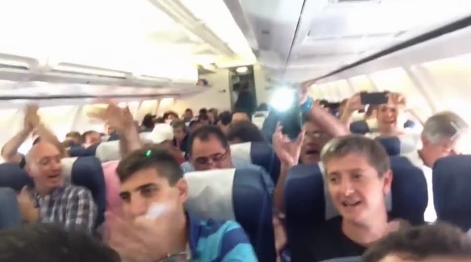 Torcida do Atlético Tucumán faz festa em avião rumo ao Equador