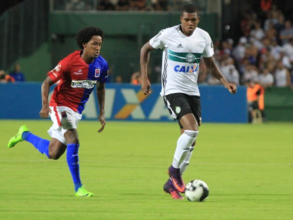 Irmão de vítima em voo da Chape, Guilherme Biteco se emociona após volta aos gramados