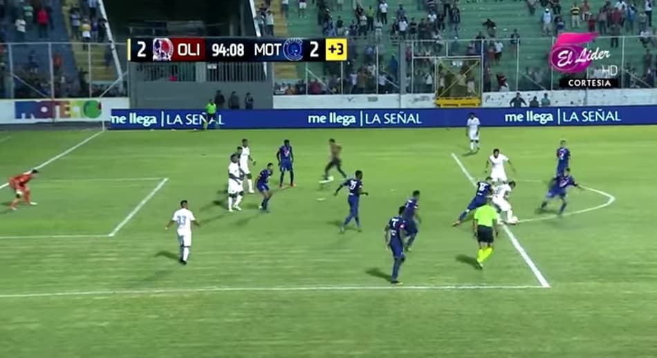 Torcedor invade gramado em Honduras e marca gol em clássico