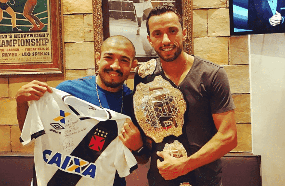 José Aldo trocou presentes com o jogador do Vasco Nenê