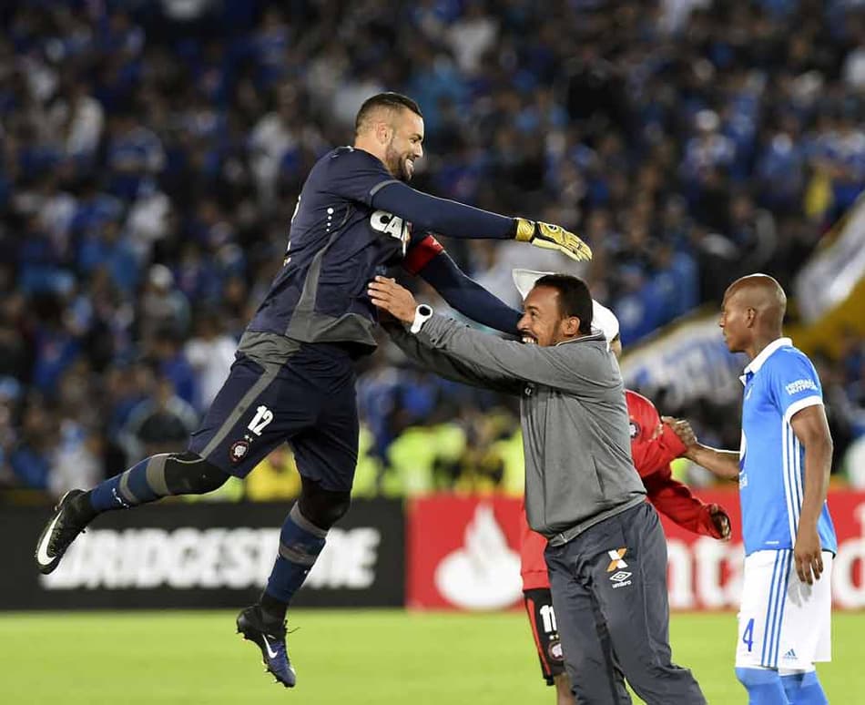 Acuado, Atlético-PR chama pressão e depende de Weverton para garantir vaga