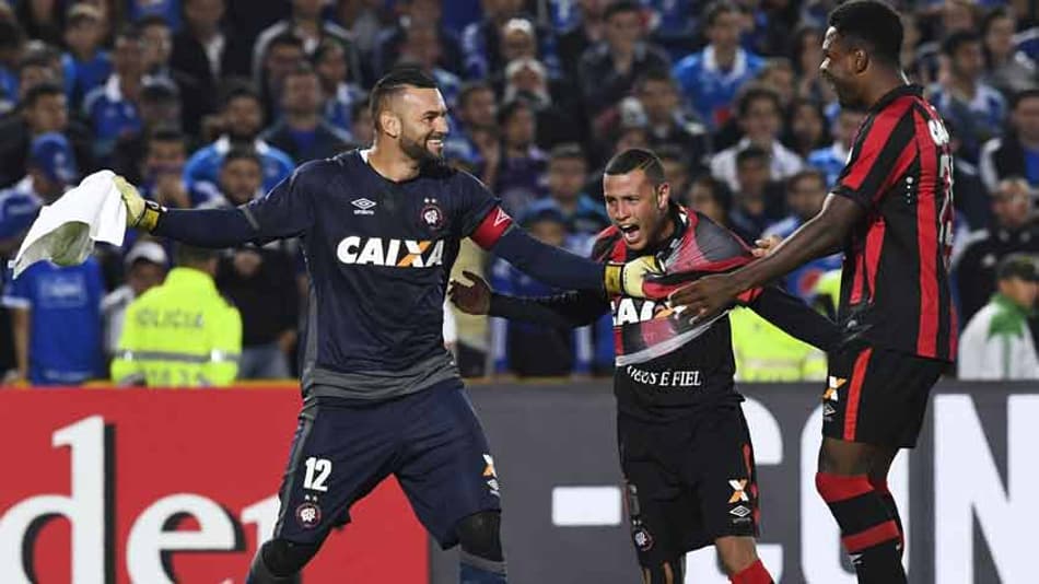 Atlético-PR sofre, mas Weverton brilha e time avança nos pênaltis
