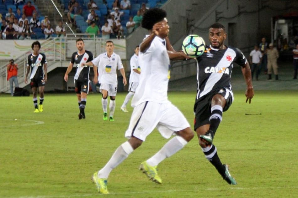 Testado como referência na frente, Muriqui se coloca à disposição para a função