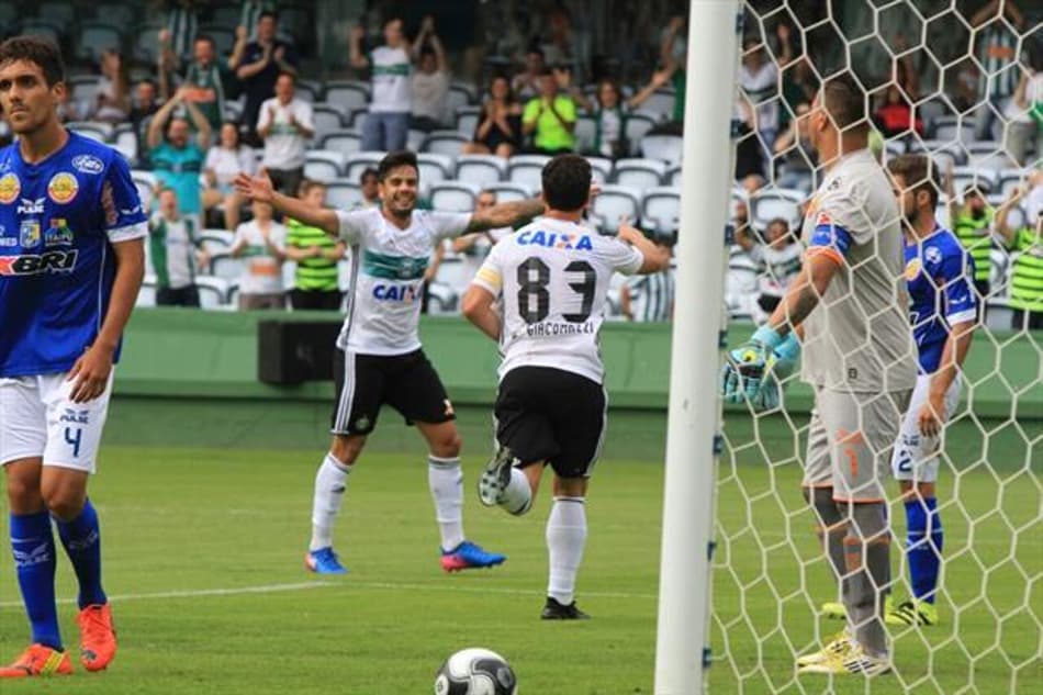 Dupla Kleber e Henrique Almeida brilha e Coxa bate o Foz