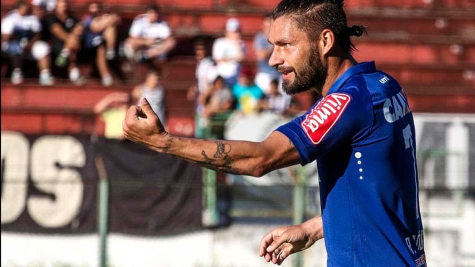 Cruzeiro goleia com dois gols de Sóbis e assume a liderança do Mineiro