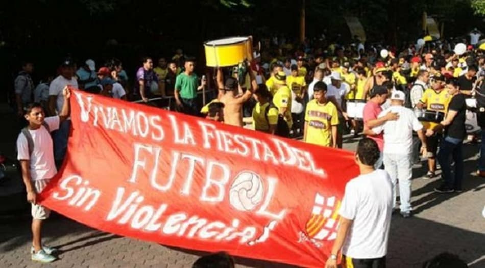 No Equador, torcedores do Barcelona de Guaiaquil fazem caminhada pela paz