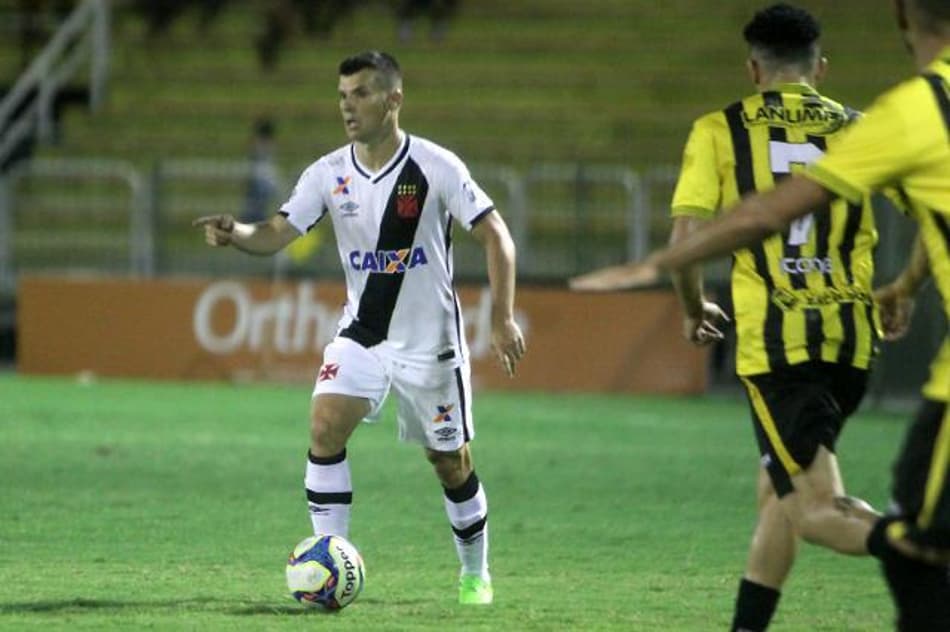 Wagner estreou pelo Vasco na derrota para o Volta Redonda. Confira a seguir galeria especial L! com imagens da partida