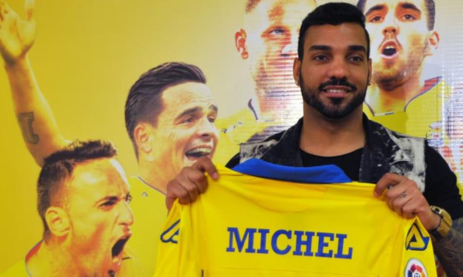 Lateral ex-Galo entra na mira do Barça para suprir carência