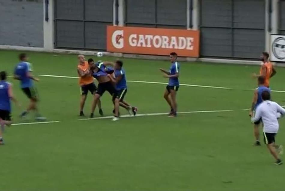 Jogadores trocam socos durante treino do Boca Juniors