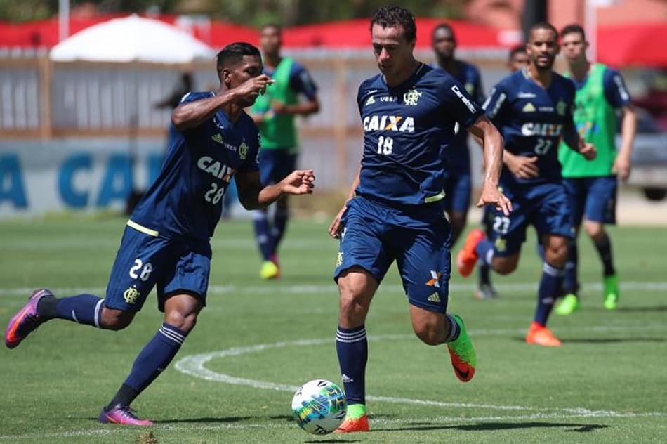 Damião ao lado de Berrío, com quem deve jogar contra o América-MG (Gilvan de Souza / Flamengo)