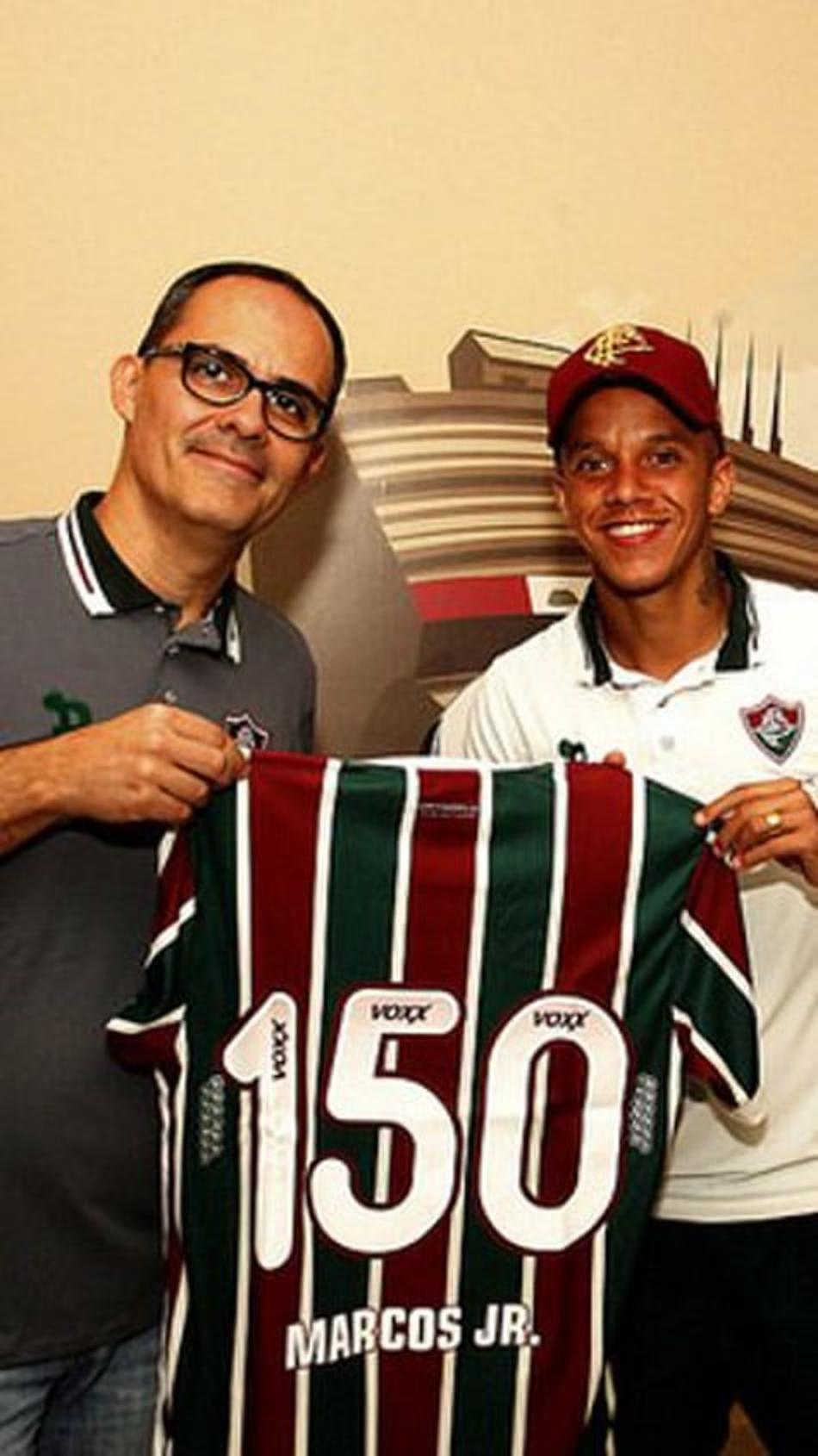 Marcos Junior recebe camisa comemorativa por 150 jogos pelo Flu