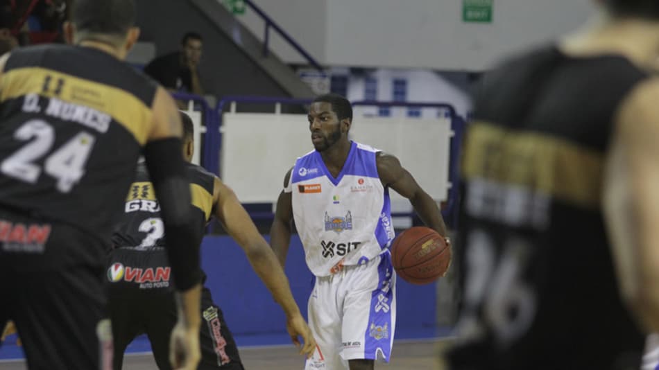 Kendall Anthony voltou a 'bagunçar' e terminou o jogo com 20 pontos e 5 assist
