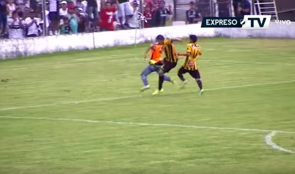 Futebol Argentino: Atacante torce joelho após voadora em gandula e leva a pior