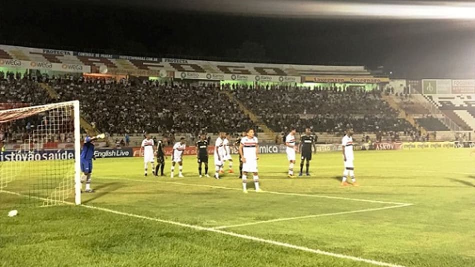Com dois gols de Pottker, Ponte Preta vence o Botafogo-SP de virada