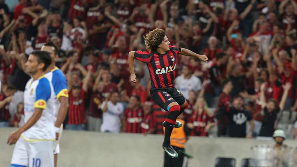Inspirado, Gedoz se destaca e marca dois em empate do Atlético-PR contra Capiatá-PAR