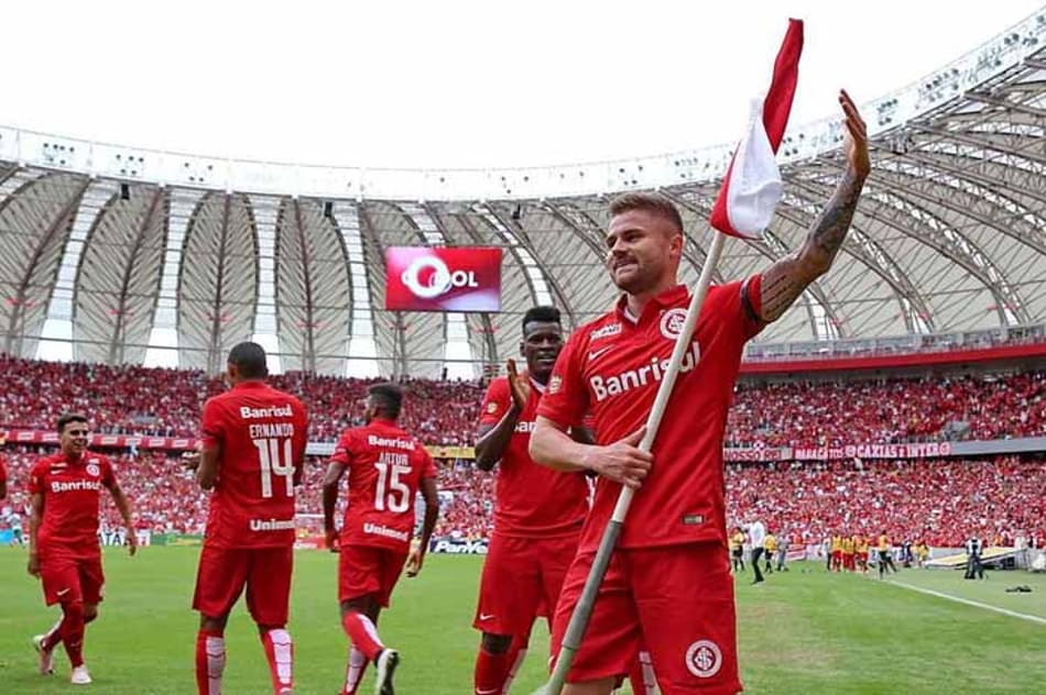 Polêmico no Sul, Sasha atrai holofotes e faz primeiro clássico pelo Santos