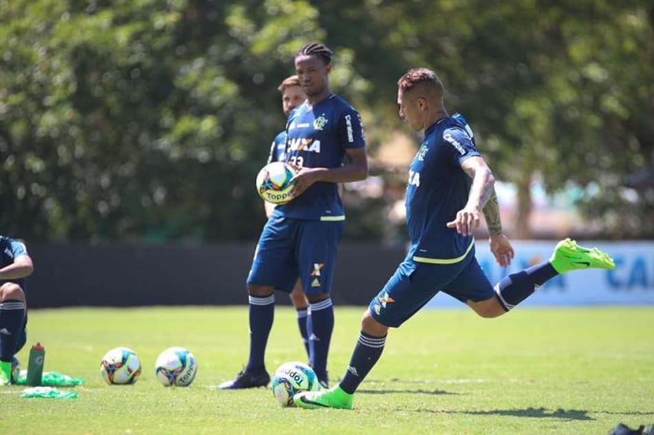 Guerrero gosta de cobrar faltas em treinos