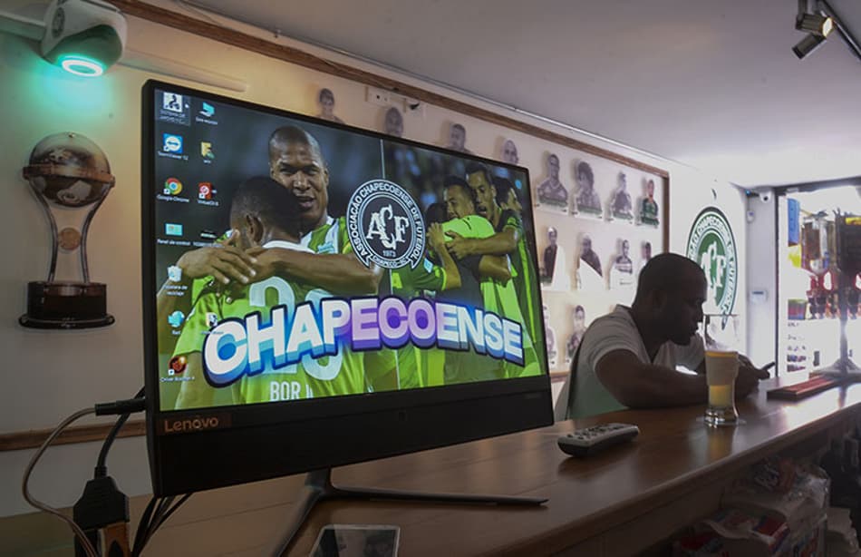 Torcedor colombiano monta bar em homenagem à Chapecoense