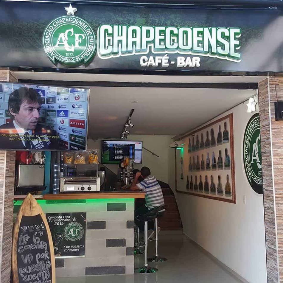 Casal colombiano abre bar temático da Chape. Dono dá detalhes ao L!