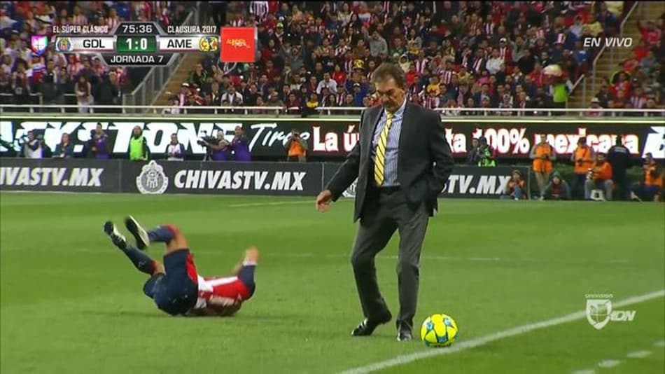 Treinador argentino que derrubou atleta adversário é suspenso no México