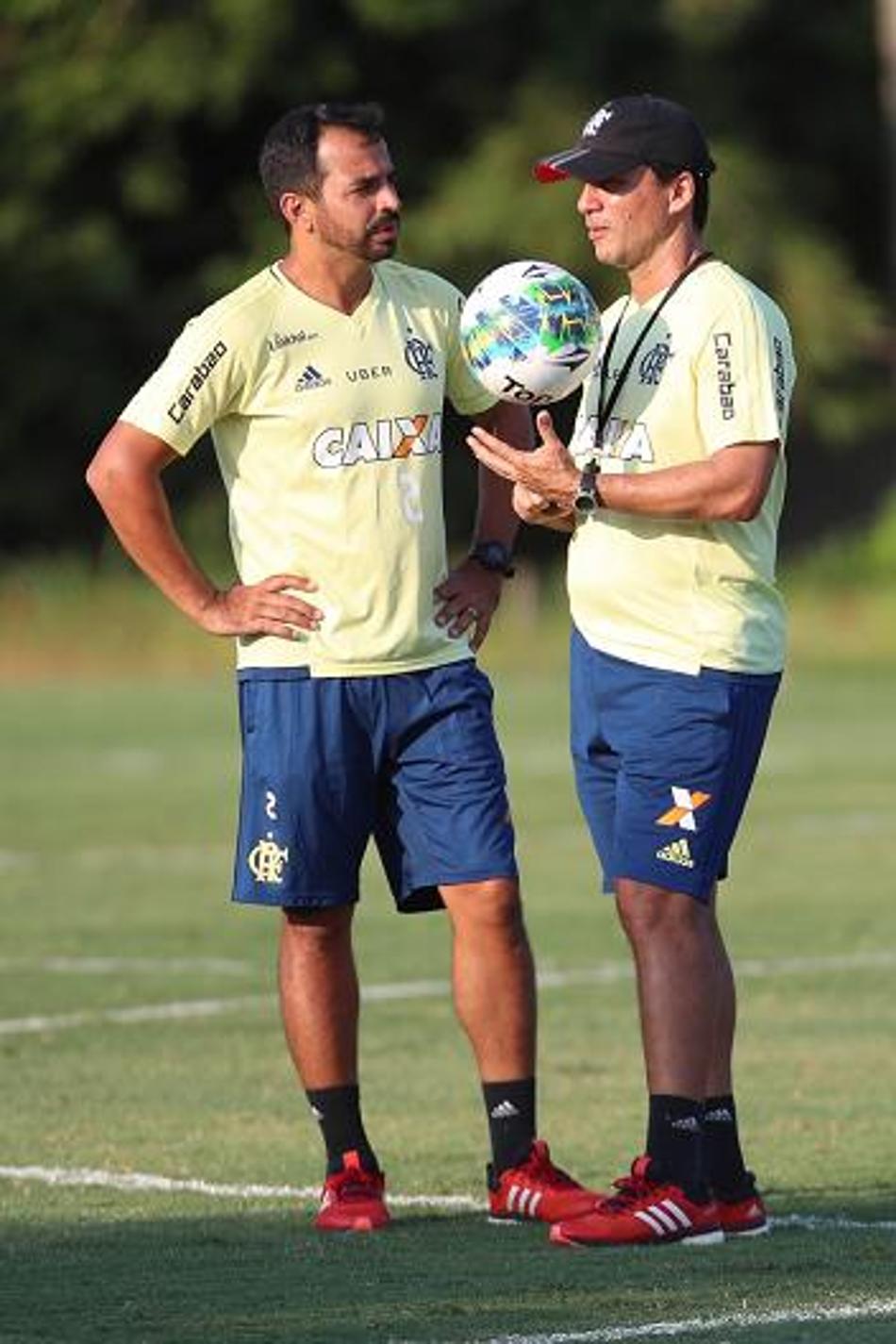 Zé Ricardo conversando durante o treino