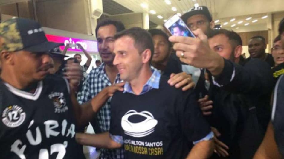 Montillo foi recebido no aeroporto pela torcida