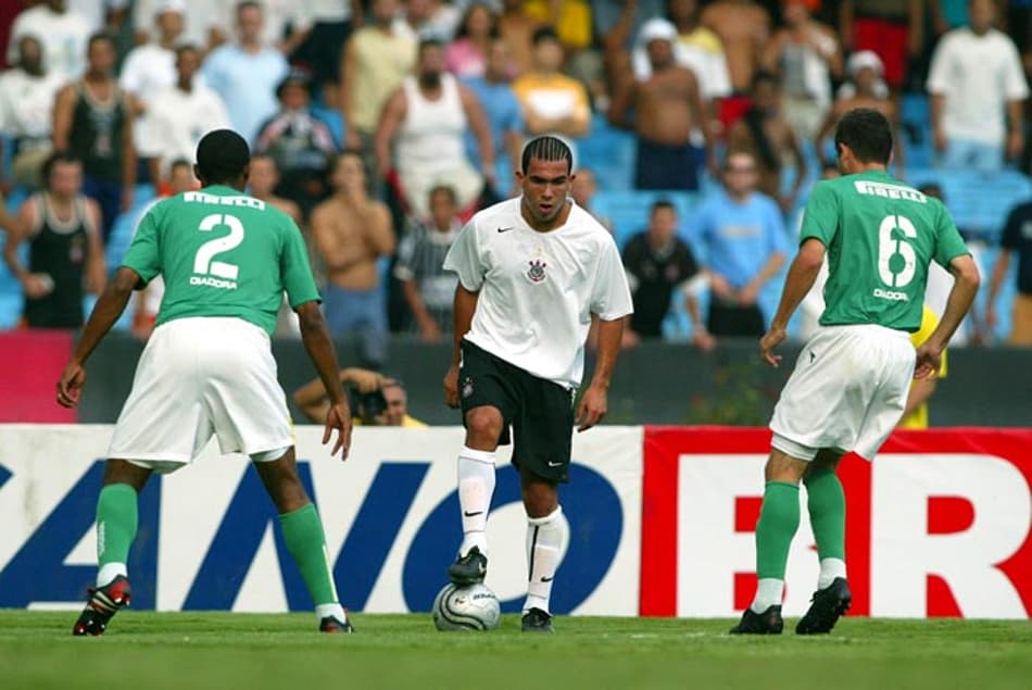 Relembre golaço de Tevez pelo Corinthians em um Dérbi de 2005