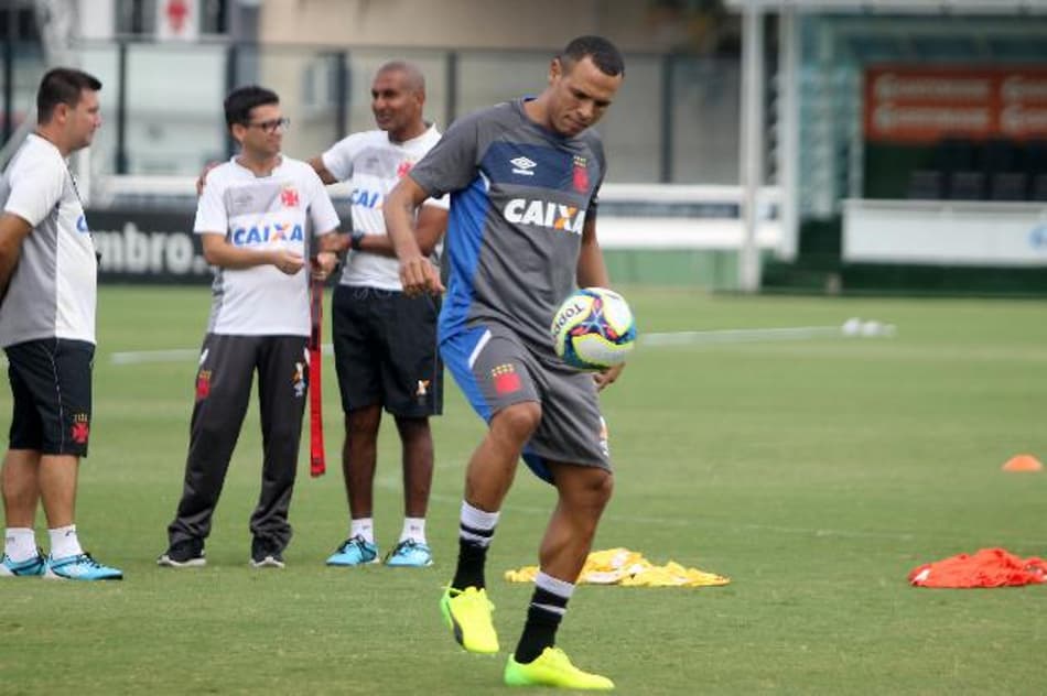Vasco encara o Vitória em duelo decisivo e importante para Cristovão