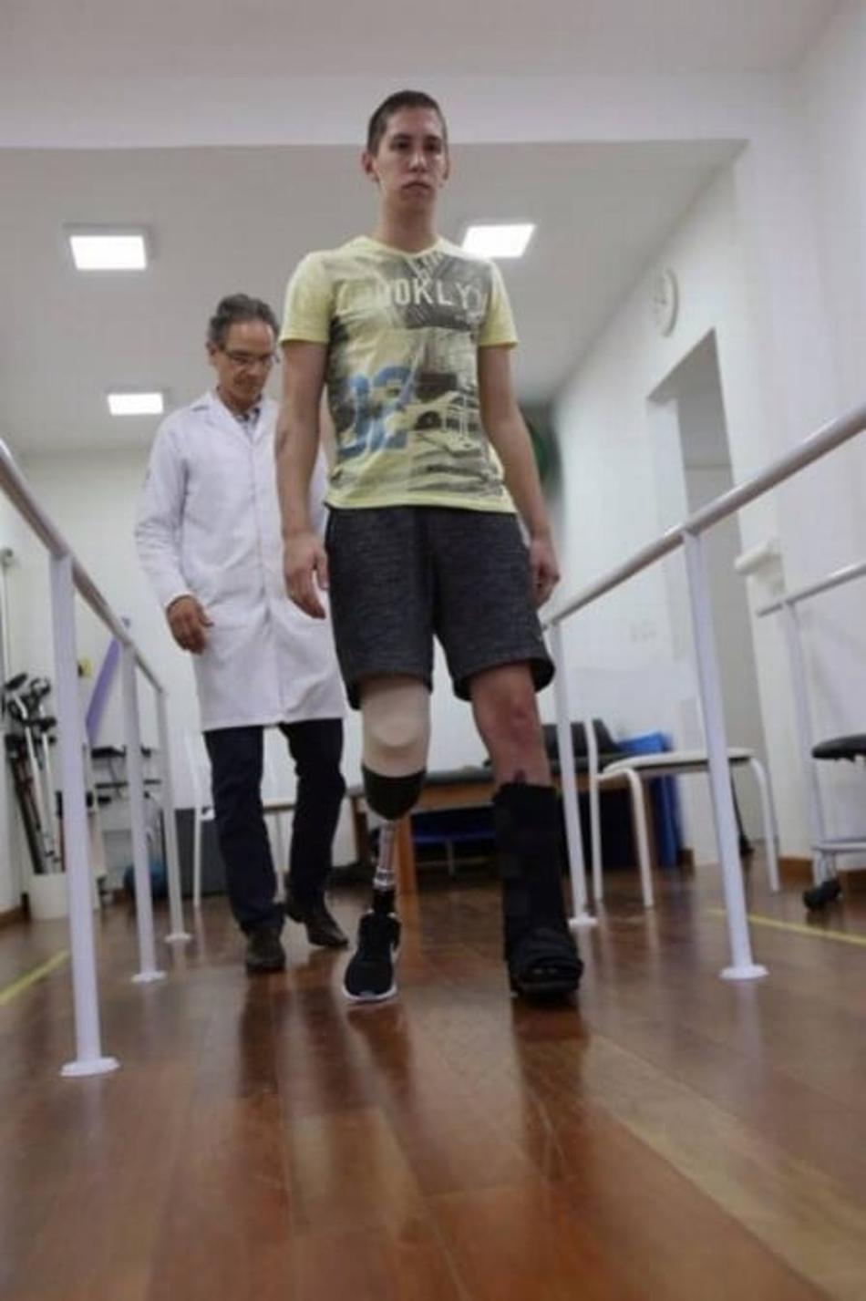 Em vídeo, Follmann aparece caminhando sem muletas