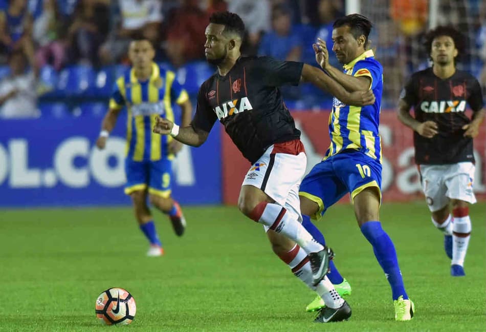 Atlético-PR reclama de insultos raciais da torcida após vitória contra Capiatá-PAR