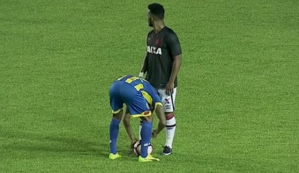 Jogador do Capiatá tenta atrasar falta desamarrando chuteira do adversário