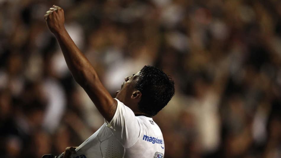 Paulinho completa 32 anos! Veja gol histórico contra o Vasco na Liberta