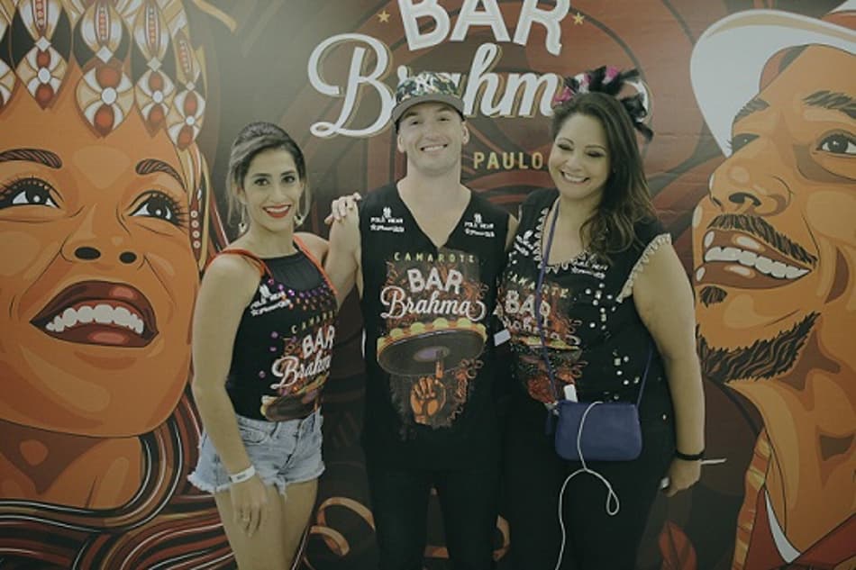 Esportistas caem na folia no primeiro dia de desfiles no sambódromo de SP