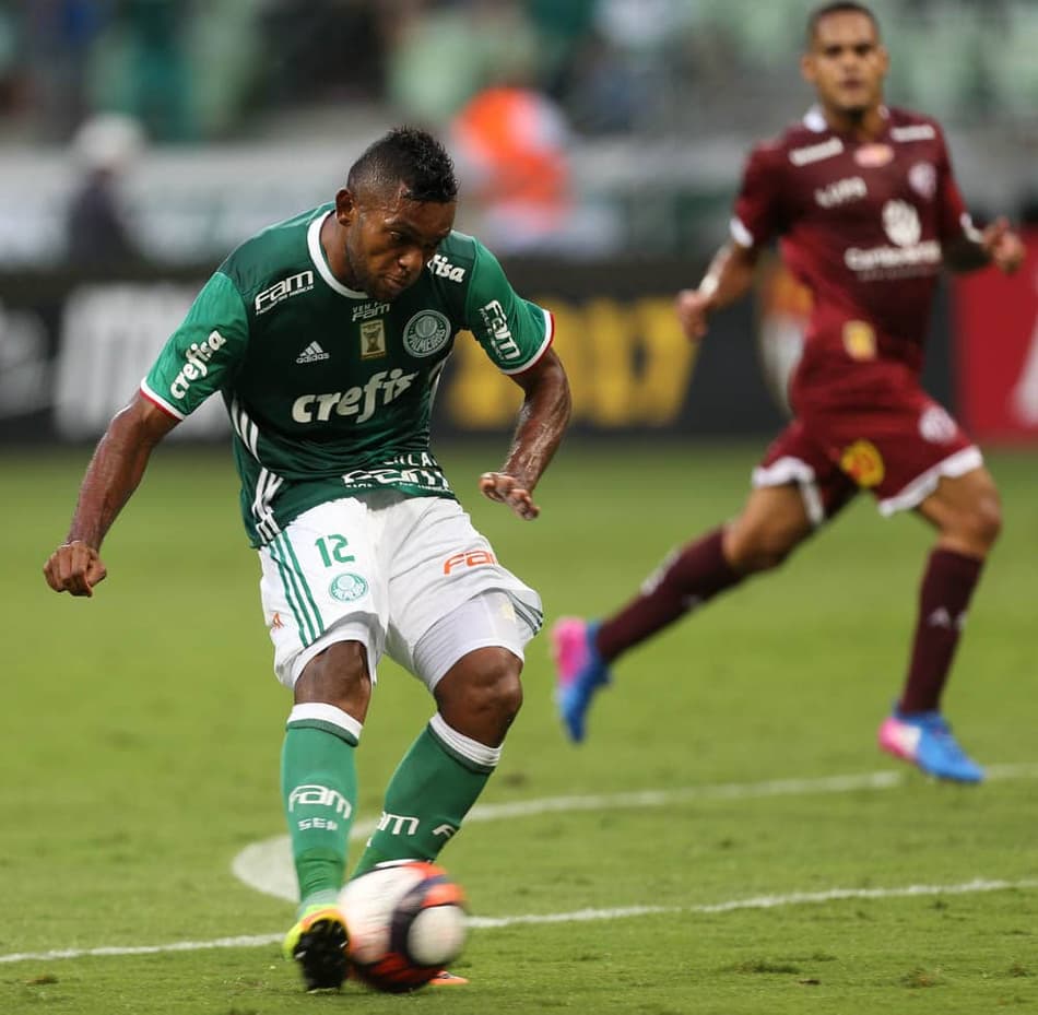 Borja desloca o goleiro para marcar seu gol contra a Ferroviária