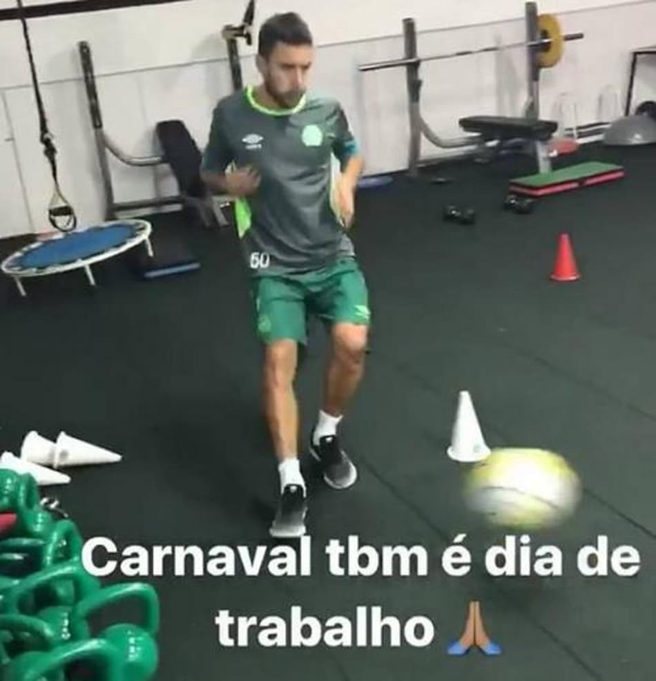 Sobrevivente da tragédia da Chape, Alan Ruschel já faz treino com bola
