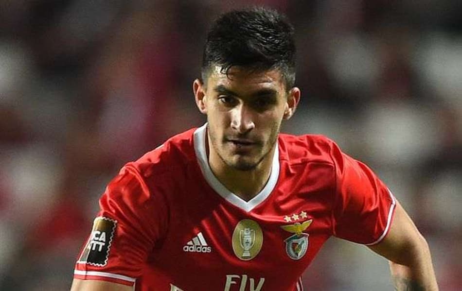 Meia colombiano lamenta poucas oportunidades recebidas no Benfica