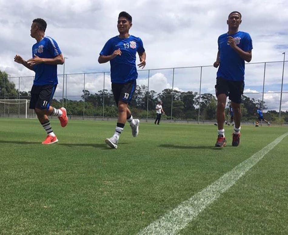 Elenco sub-20 do Corinthians volta a treinar após um mês de férias
