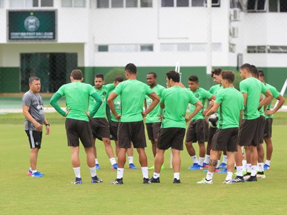 Por pedido de jogadores, Coritiba deve manter Pachequinho até fim do Paranaense