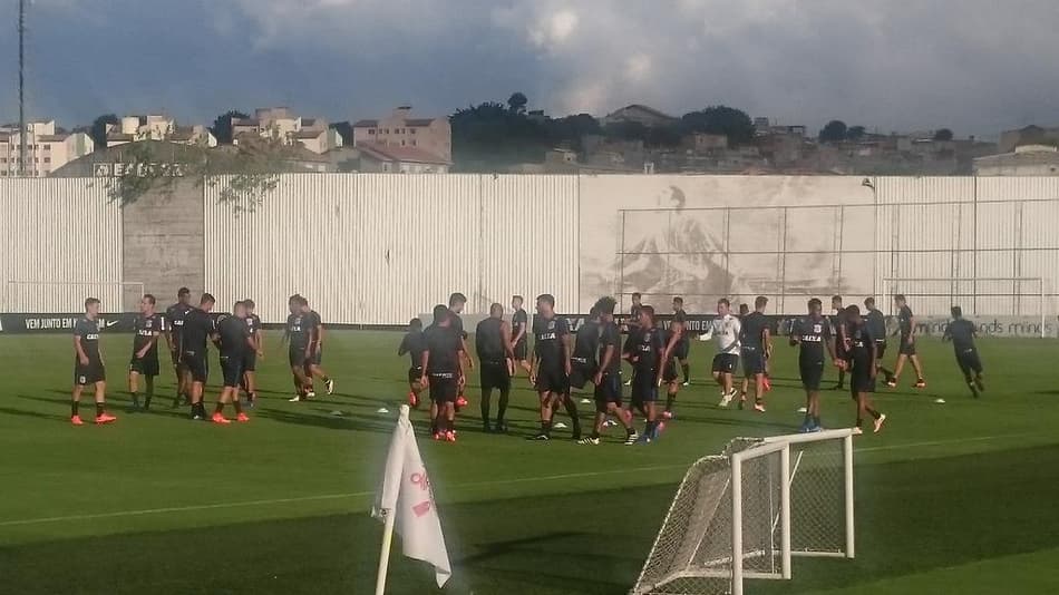Dupla não treina, e Timão mantém dúvidas para clássico contra Santos