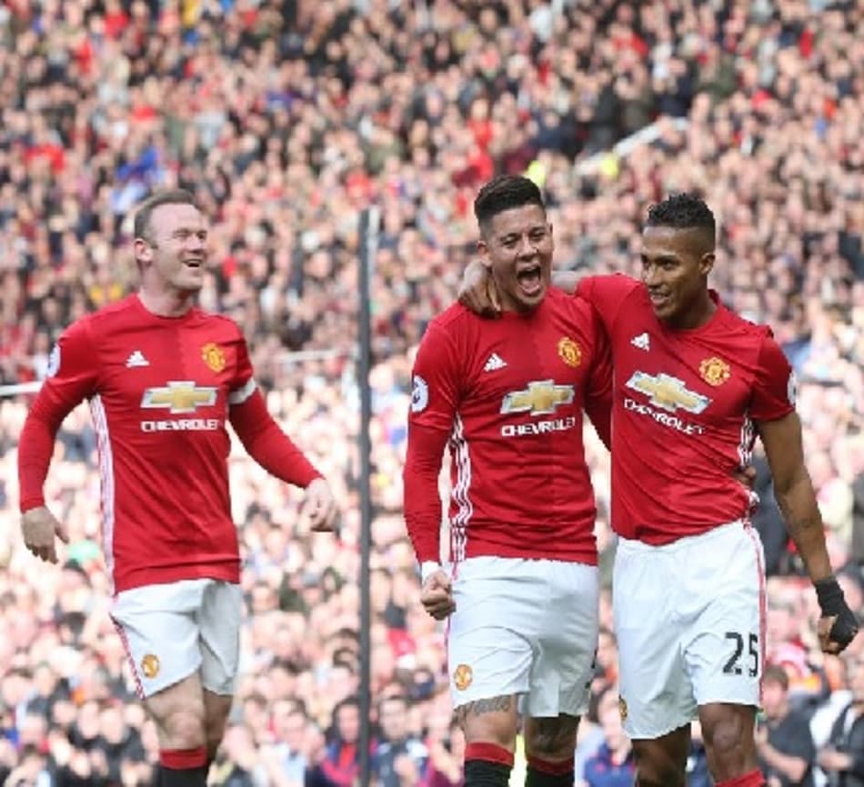 Lateral argentino, depois de mais de 50 jogos, marca seu primeiro gol na Premier League